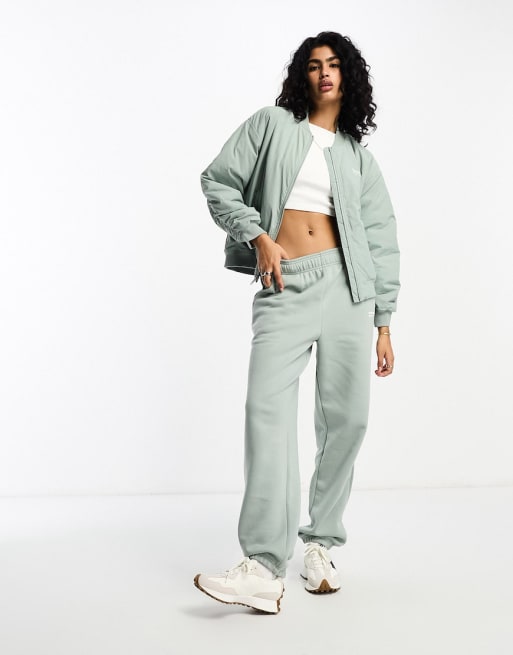 Conjunto color salvia Linear Heritage de New Balance