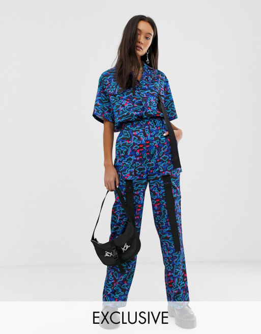 Conjunto con camisa utilitaria de satén y pantalones de COLLUSION