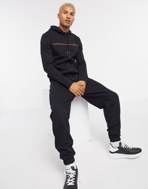 Conjunto con cintas con el logo en contraste en negro de HUGO