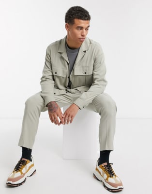 Conjunto con diseño utilitario elegante en gris claro