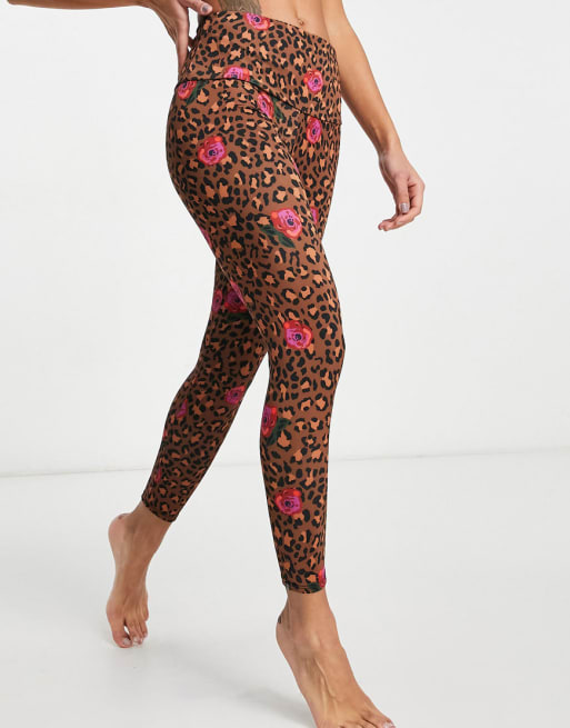 Conjunto con estampado floral y de leopardo para yoga de ONZIE
