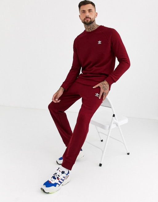 Conjunto con logo pequeño bordado en burdeos de adidas Originals