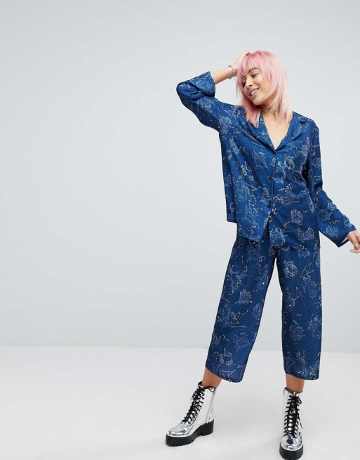 Conjunto con parte de arriba y pantalones de pijama con diseño de astrología de RAGYARD