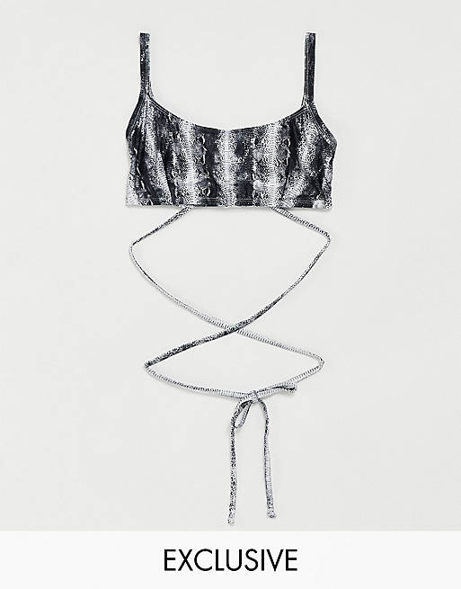 Conjunto de bikini con estampado de serpiente ultrabrillante y diseño envolvente de copas grandes exclusivo de Wolf & Whistle