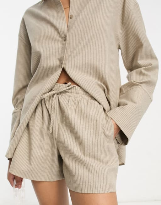Conjunto de camisa extragrande y pantalones cortos con cordón ajustable de NA-KD x Hanna Schonberg