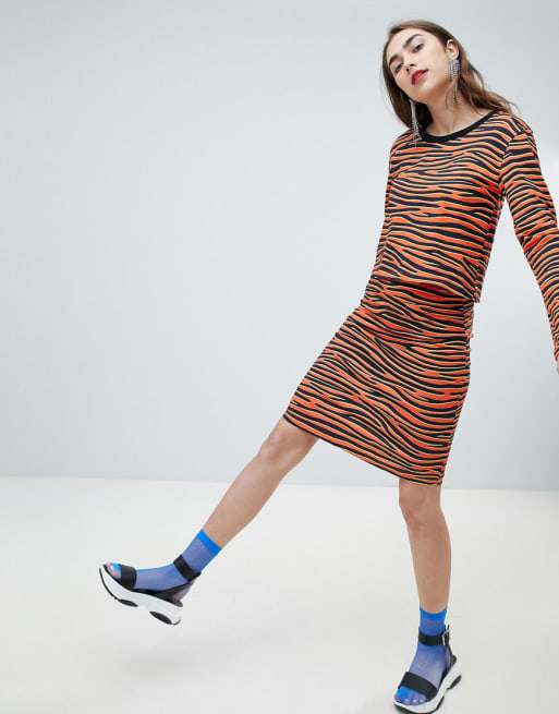 Conjunto de camiseta con estampado de tigre y falda de tubo exclusiva de House of Holland 
