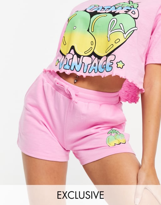 Conjunto de camiseta corta y pantalones cortos con logo estilo dibujos animados de Reclaimed Vintage Inspired