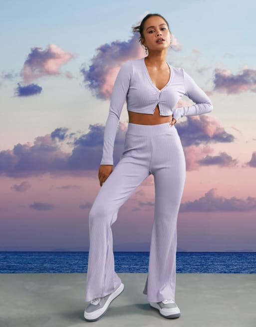 Conjunto de cárdigan y pantalones de campana lilas de ASOS 4505