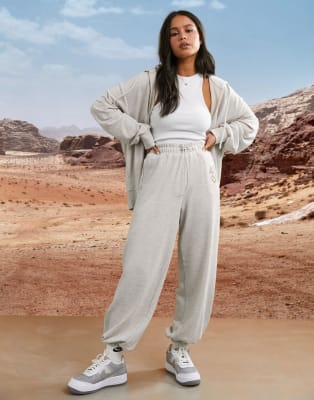 Conjunto de chaqueta tipo sudadera y joggers unisex en color crema de ASOS 4505