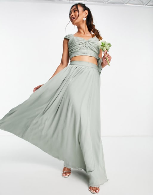 Conjunto de dama de honor verde salvia de top corto fruncido y falda larga suave de ASOS DESIGN