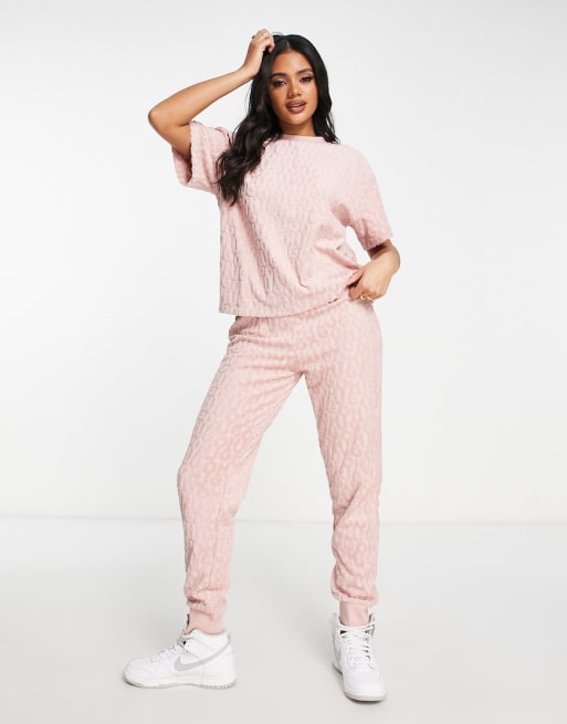 Conjunto de estar por casa rosa pastel con estampado integral del logo de felpa de rizo de HUGO Bodywear