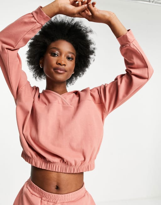 Conjunto de estar por casa rosa polvoriento de sudadera corta con capucha y shorts de Pieces