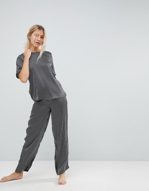 Conjunto de pijama con camiseta y pantalones de satén a rayas monocromáticas de ASOS