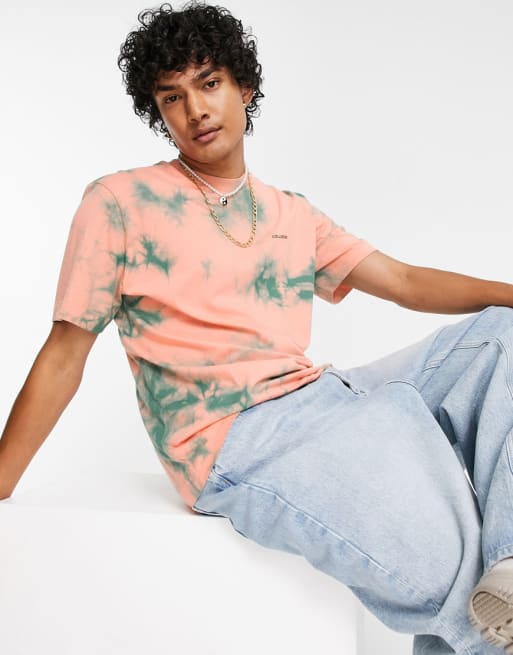 Conjunto de sudadera con capucha, camiseta y shorts color coral con efecto tie dye de COLLUSION