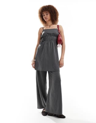 Conjunto de top tipo túnica y pantalones de pernera ancha con raya diplomática y lazadas laterales de Reclaimed Vintage