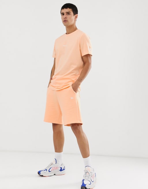 Conjunto de verano en color melocotón Essentials de New Era
