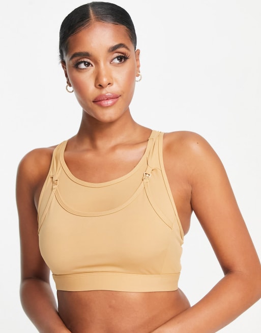 Conjunto deportivo color camel de sujetador deportivo de sujeción media con diseño para lactancia y pantalones cortos a juego de South Beach Maternity