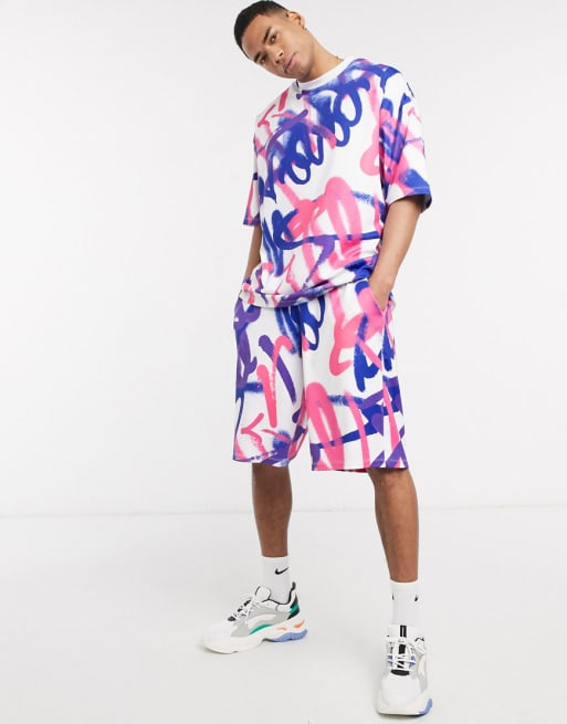 Conjunto extragrande de festival con estampado de graffiti en toda la prenda de ASOS DESIGN 