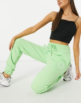  Conjunto extragrande verde luminoso con logo de ASOS Weekend Collective
