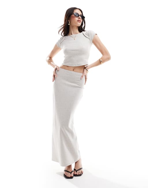 Conjunto gris claro de camiseta con cuello ancho y falda larga de 4th & Reckless