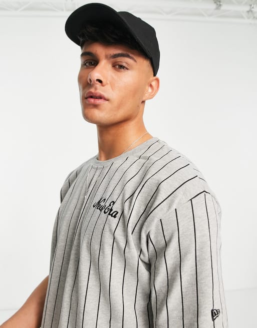 Conjunto gris con raya diplomática de New Era
