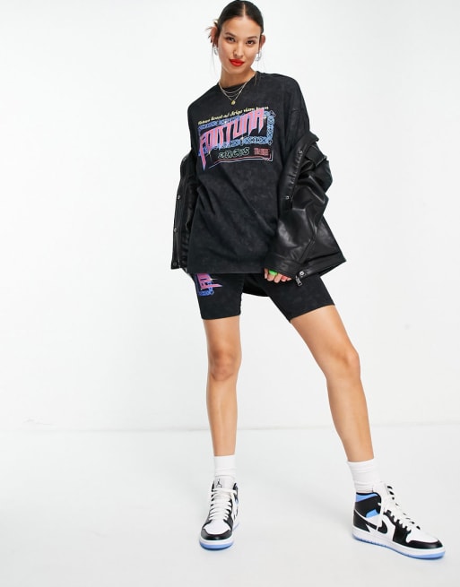 Conjunto gris de camiseta y shorts tipo legging con estampado gráfico 
