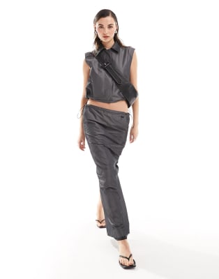 Conjunto gris de chaleco de traje con cordón ajustable y falda de Mango