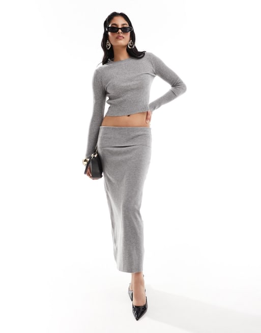 Conjunto gris de jersey corto y falda con detalle vuelto de punto de Mango