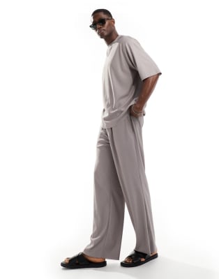 Conjunto gris de pantalones y camiseta de tejido plisado de ONLY & SONS - view 1