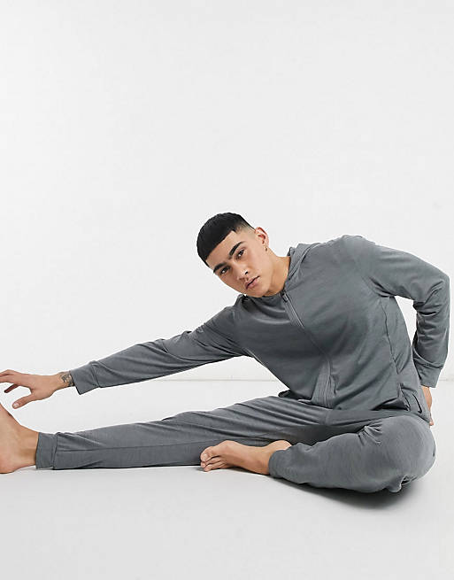 Conjunto gris Hyperdry de Nike Yoga