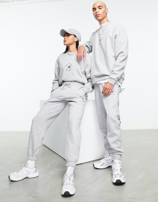 Conjunto gris unisex de joggers y sudadera Life in de New Balance