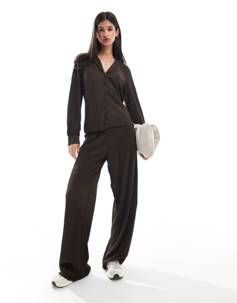 Conjunto marrón chocolate plisado de camisa entallada y pantalones de corte slim de Object - view 1