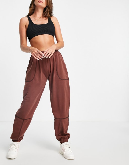 Conjunto marrón con costuras a la vista de Night Addict