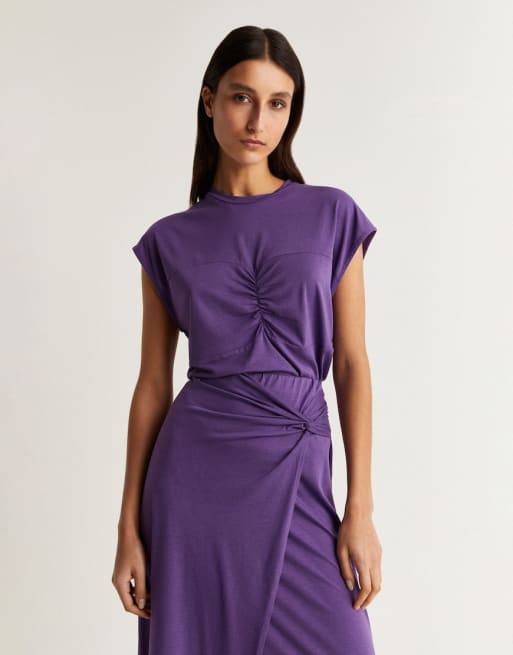 Conjunto morado de falda y top fruncido de Scalpers