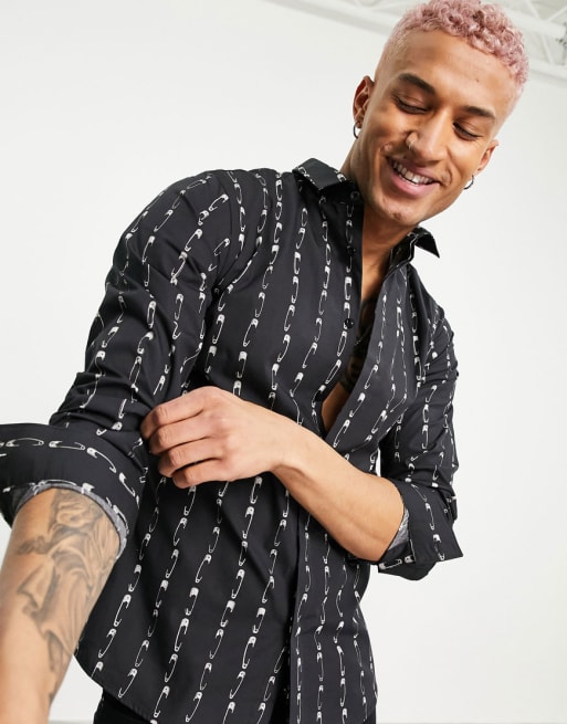 Conjunto negro a rayas con diseño de imperdibles y detalle de cadena de Twisted Tailor