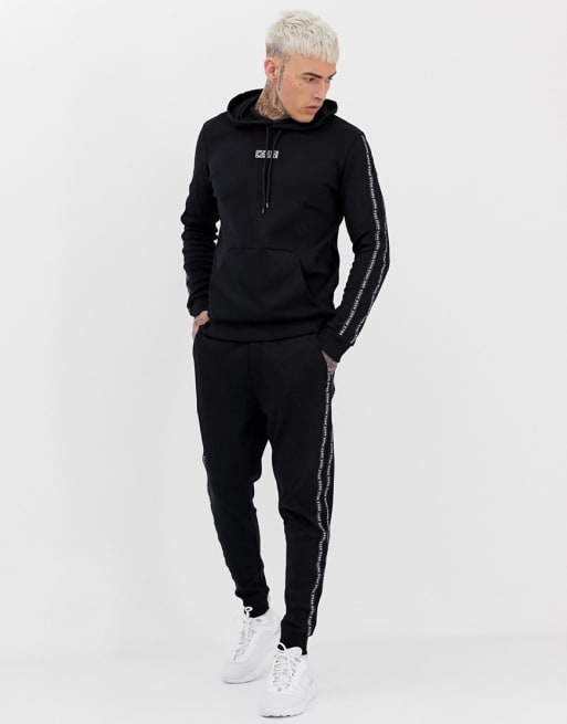 Conjunto negro con logo y tira lateral de HUGO