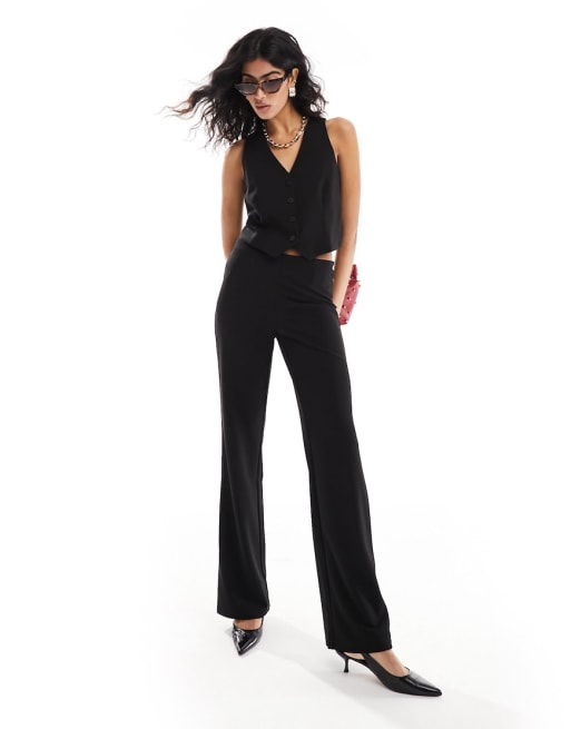Conjunto negro de chaleco de traje y pantalones de campana de Mango