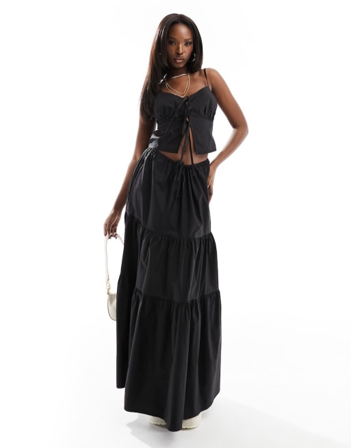 Conjunto negro de falda larga y top de tirantes con lazada delantera de Kaiia