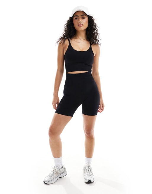 Conjunto negro de sujetador deportivo y pantalones cortos sin costuras Dana de Born Living Yoga
