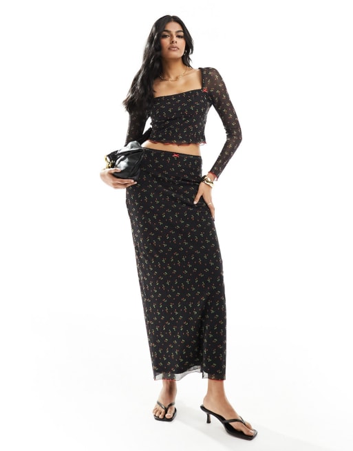 Conjunto negro de top y falda semilarga con detalle de lazos y estampado de fresas de The Frolic