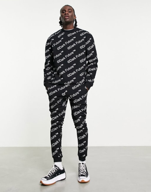 Conjunto negro holgado con estampado integral del logo de ASOS Dark Future