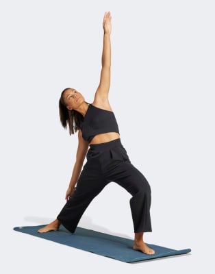 Conjunto negro para yoga de adidas Performance