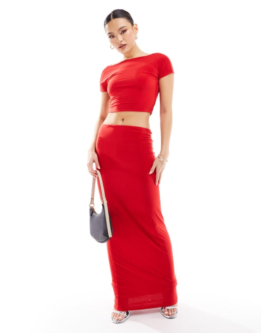 Conjunto rojo de top ceñido con espalda escotada y falda larga de Kaiia