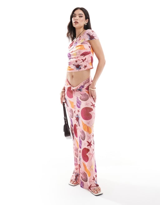 Conjunto rosa de top con escote Bardot y falda larga con estampado de conchas de malla de Vero Moda