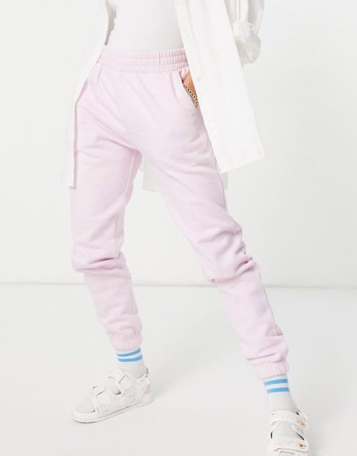 Conjunto rosa pastel de estar por casa de Chelsea Peers