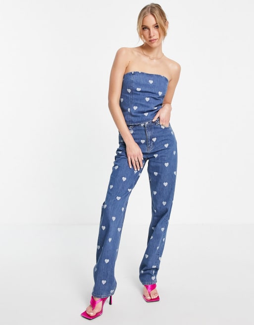 Conjunto vaquero azul de top tipo corsé y vaqueros con estampado de corazones de Envii