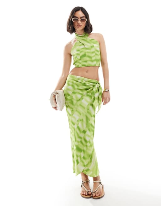 Conjunto verde de falda midi cruzada y top corto con cuello halter y estampado tie dye de Y.A.S