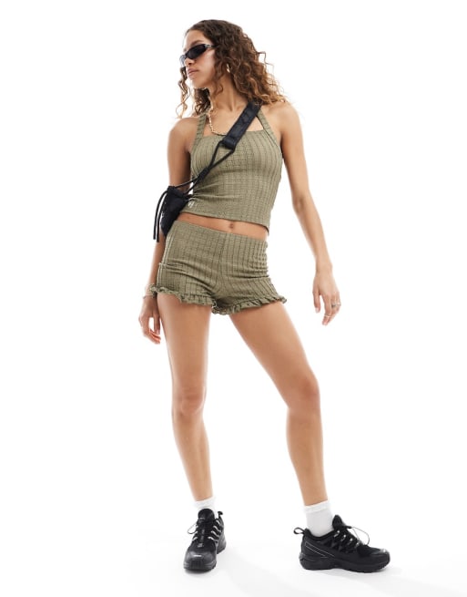 Conjunto verde de pantalones cortos y top con cuello halter de tejido texturizado de COLLUSION