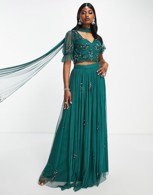 Conjunto verde esmeralda estilo lehenga top corto con de pico, pañuelo y falda larga con diseño adornado de Maya | ASOS