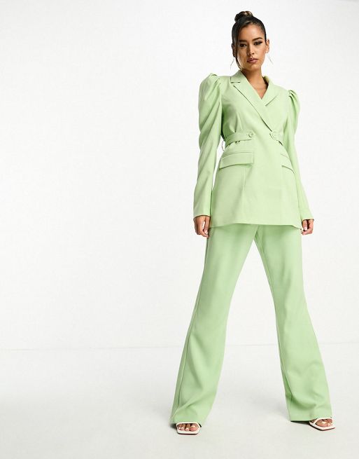 Conjunto verde menta de americana de sastre con cinturón y mangas abullonadas y pantalones de campana de Y.A.S